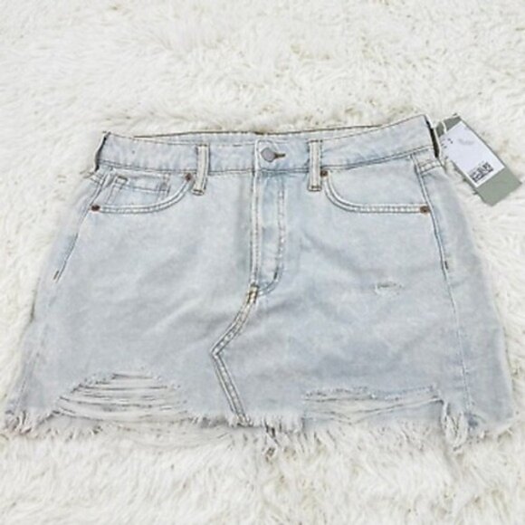 H&M Denim Mini Skirt Distressed Frayed Hem Light Wash Women's Size Small New NWT - Picture 1 of 11